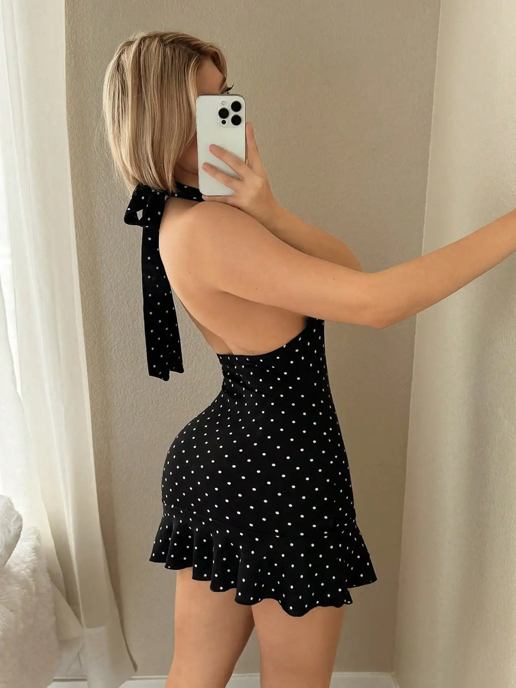 Um vestido elegante feminino adequado para festas de deslocamento casuais europeias e americanas com costas e pescoço penduradas