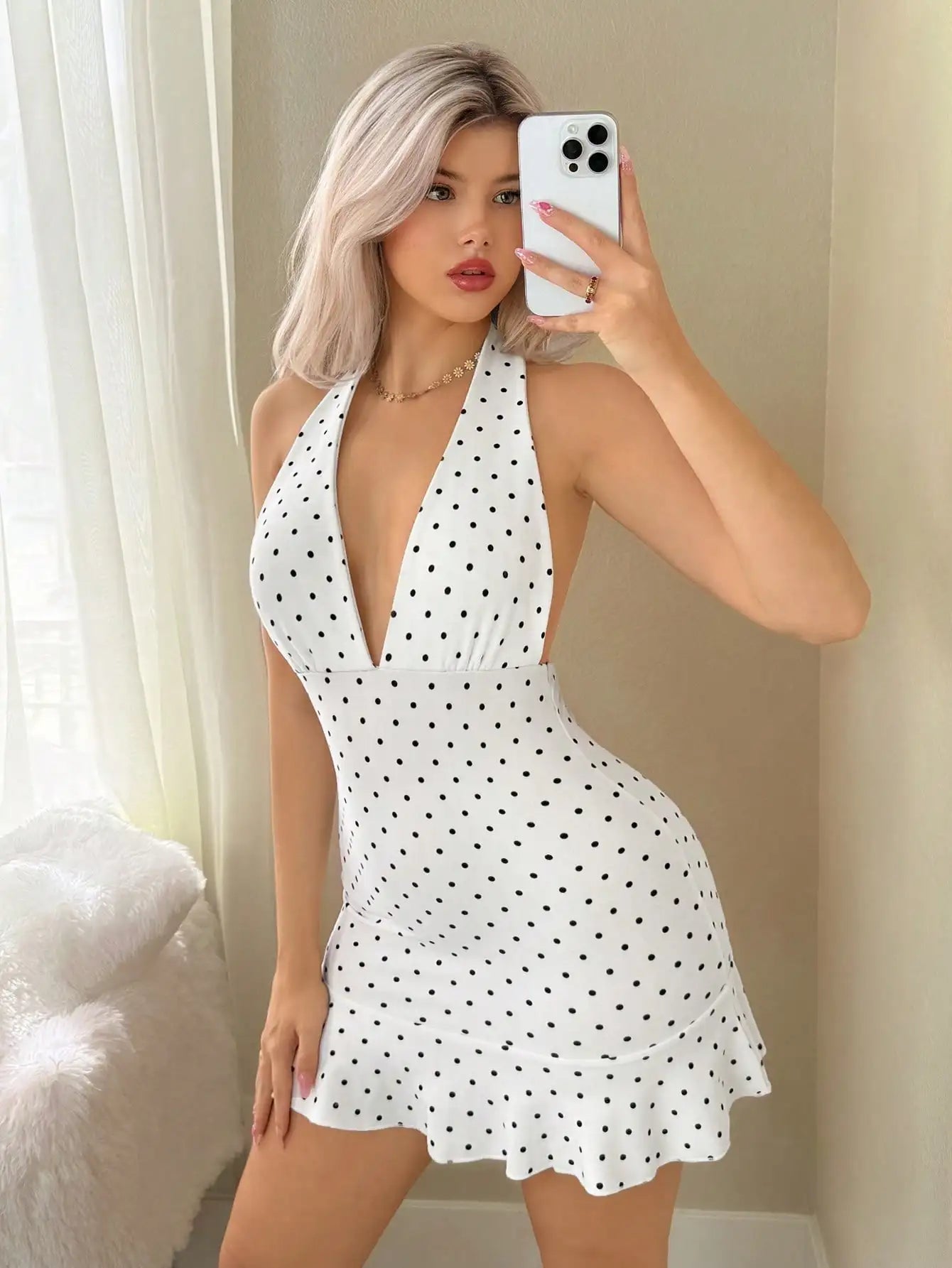 Um vestido elegante feminino adequado para festas de deslocamento casuais europeias e americanas com costas e pescoço penduradas
