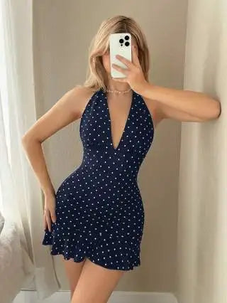 Um vestido elegante feminino adequado para festas de deslocamento casuais europeias e americanas com costas e pescoço penduradas